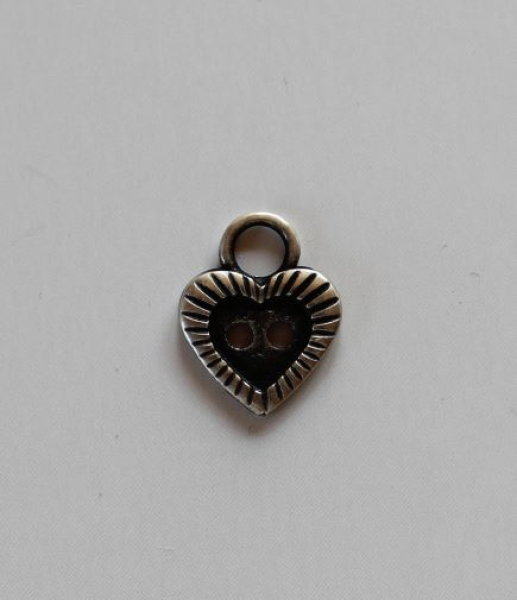 Miederknopf in Herzform mit 20 mm Durchmesser und altsilberfarbener Oberfläche für Dirndl, Mieder und traditionelle Trachtenmode.